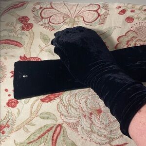 Vintage Carolina Amato 14” Black Velvet Long Stretchy Gloves Rhinestone Detail